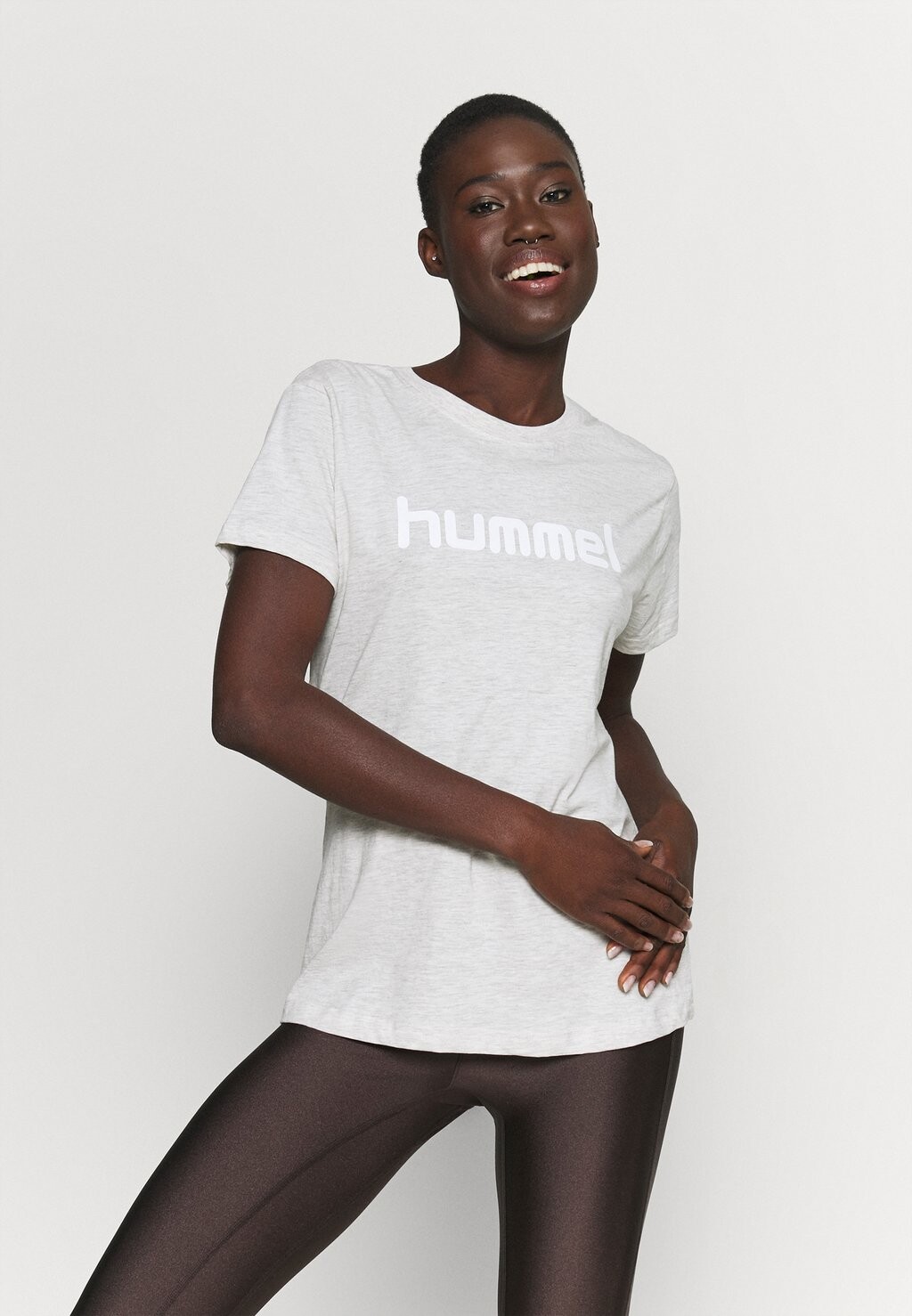 

Футболка с принтом Hummel, бежевый