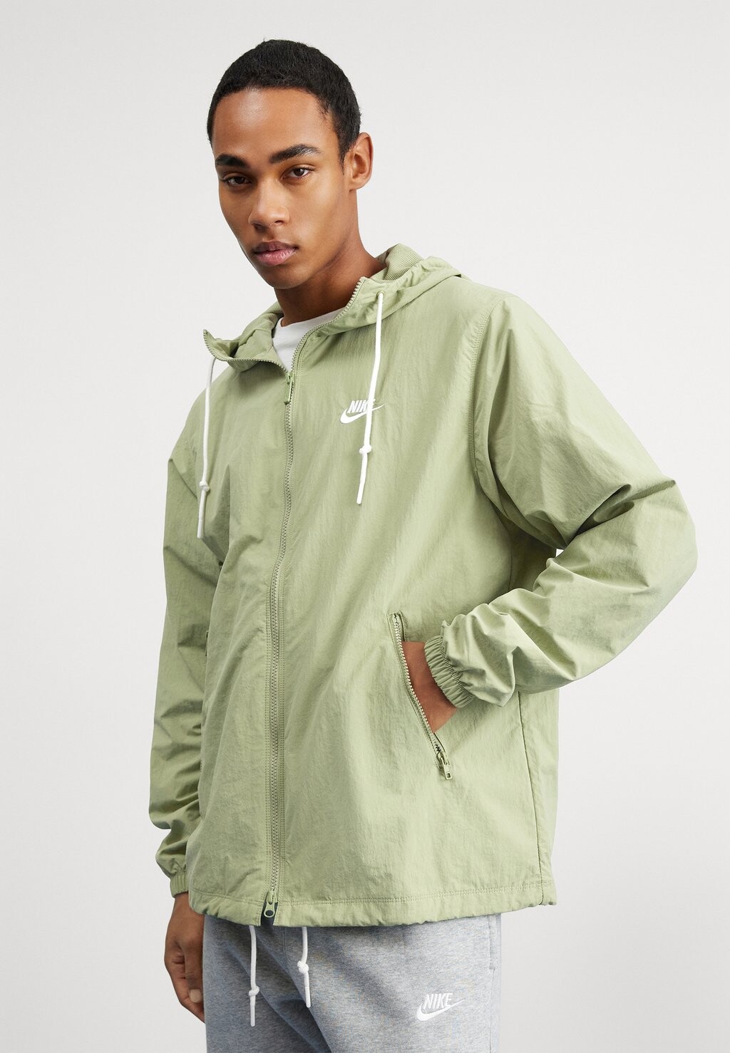 

Куртка Nike CLUB, цвет oil green/white