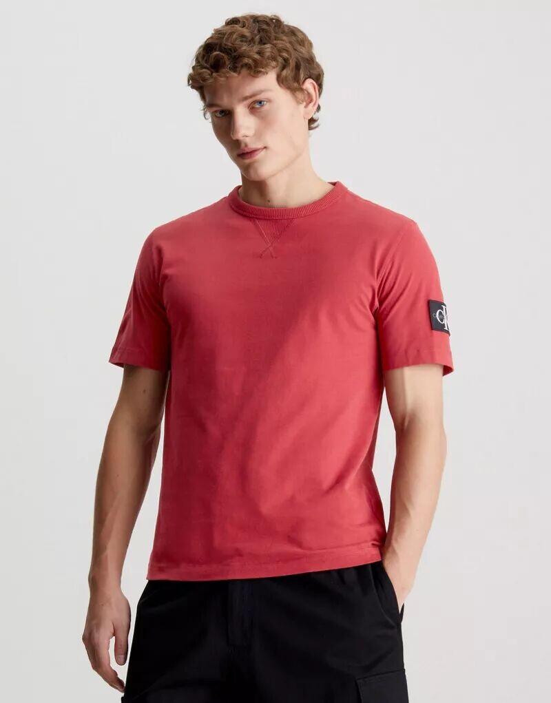

Гранатовая хлопковая футболка Calvin Klein с нашивкой