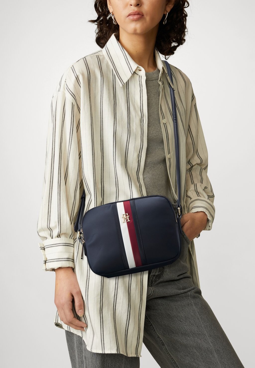 

Сумка через плечо Tommy Hilfiger