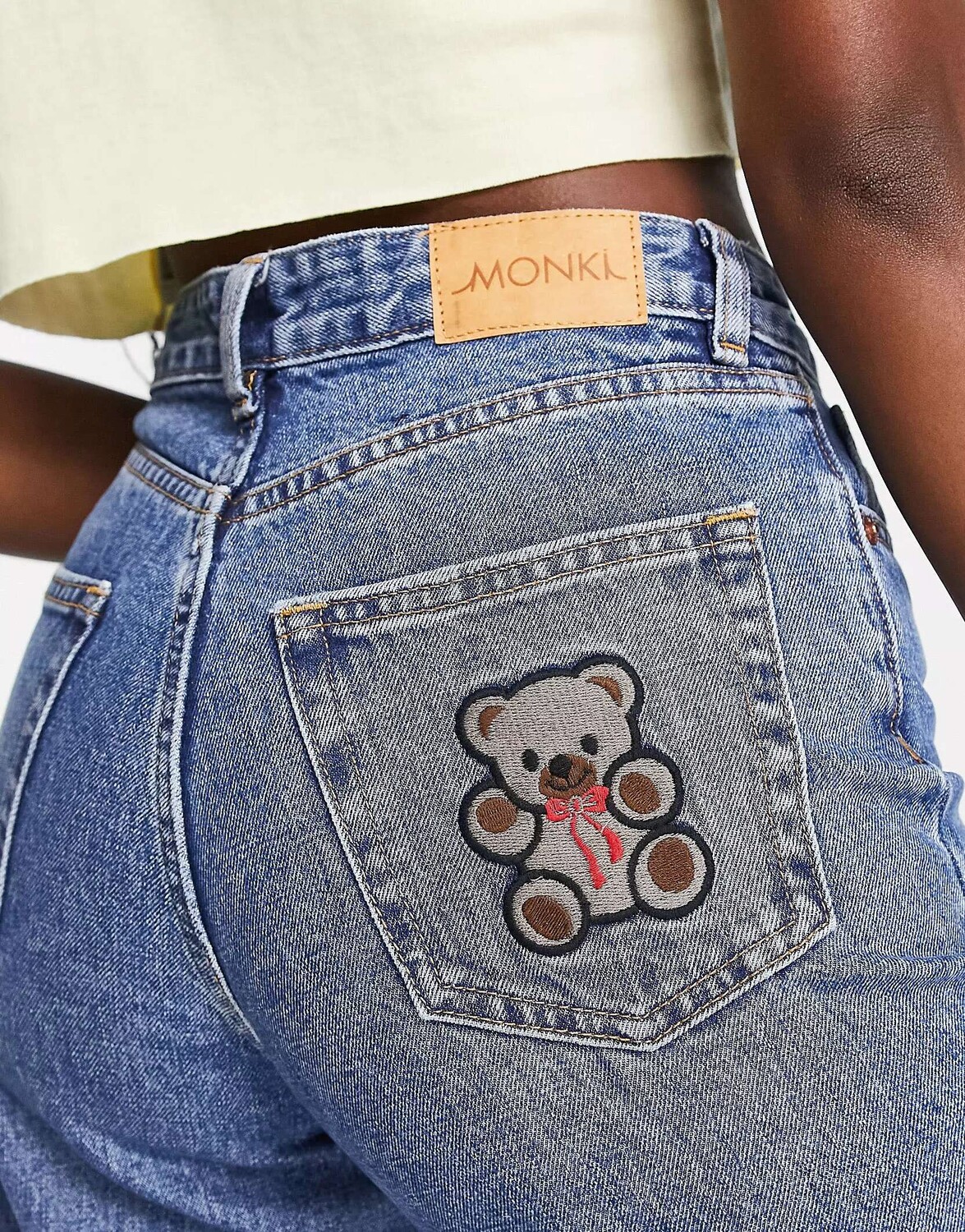 

Джинсы Monki прямого кроя с карманом, вышитым в виде тедди, синего цвета