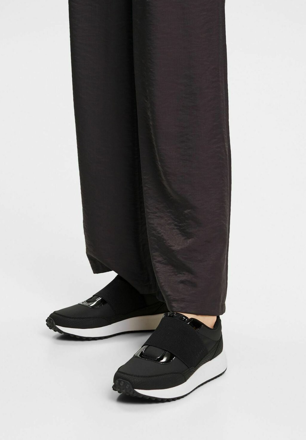

Кроссовки Esprit, черный