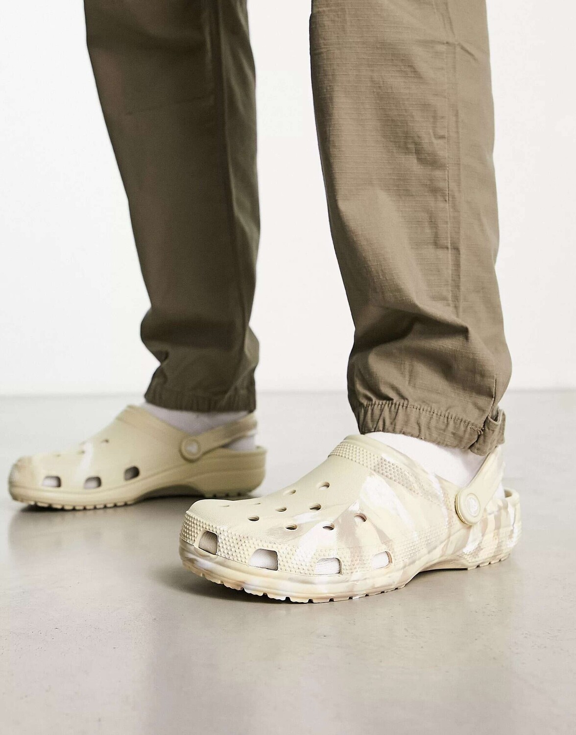 

Классические сабо Crocs с принтом под мрамор