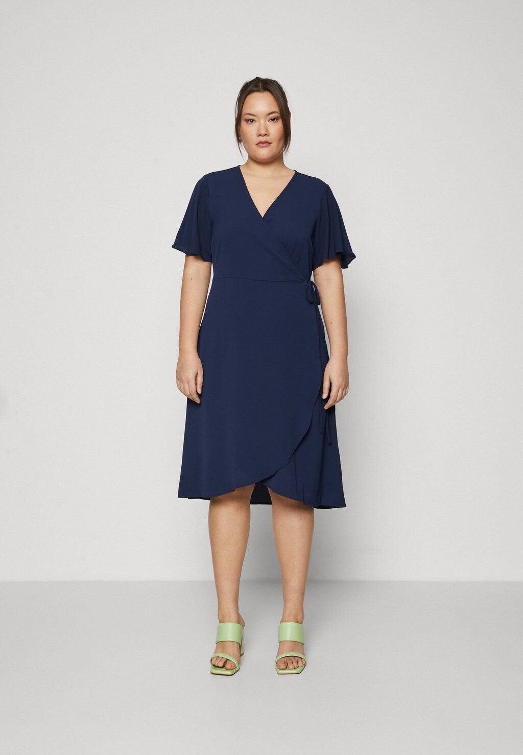 

Дневное платье VMCSAKI WRAP DRESS Vero Moda Curve, цвет navy blazer