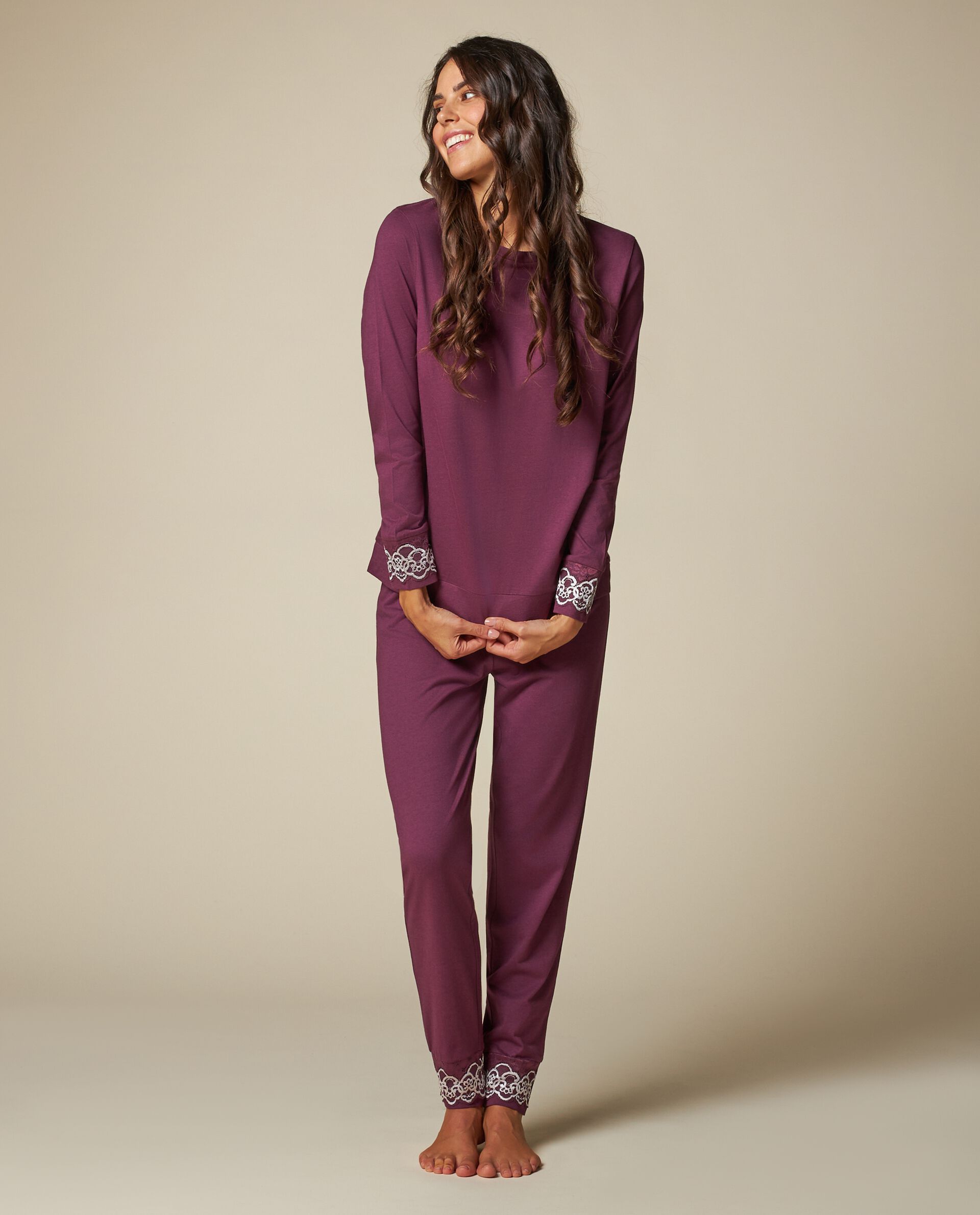Женские пижамные брюки с вышитой кружевной вставкой Nymos, фиолетовый лиловый цена и фото