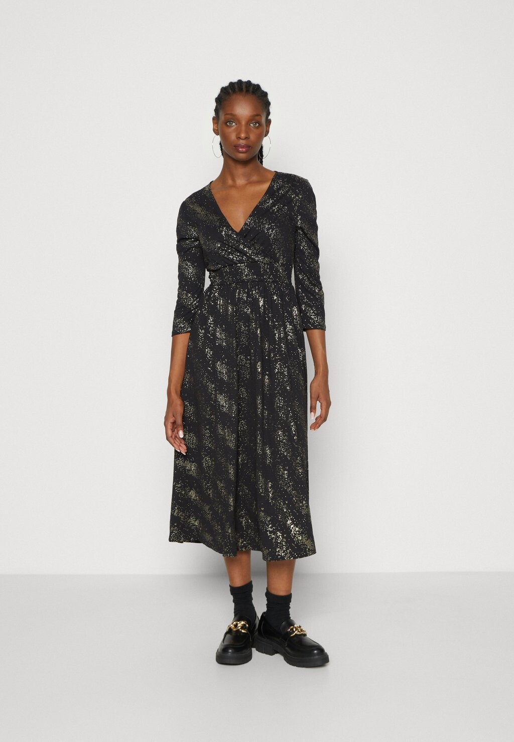 

Элегантное платье Onlnew Pella Foil Wrap Dress ONLY, цвет black/drizzling gold