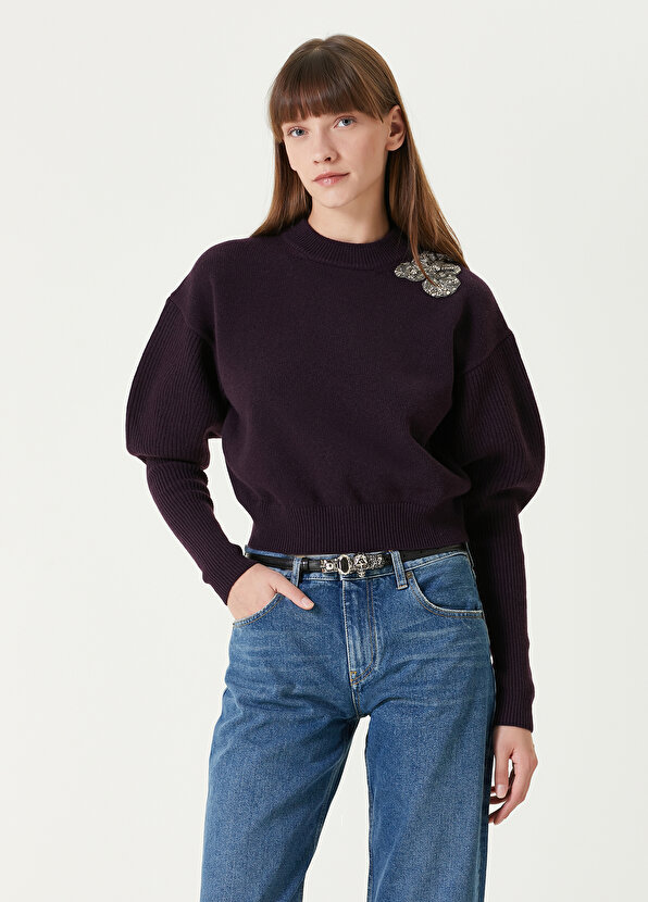 цена Сливовый шерстяной кашемировый свитер с воротником-стойкой и вышивкой Alexander McQueen