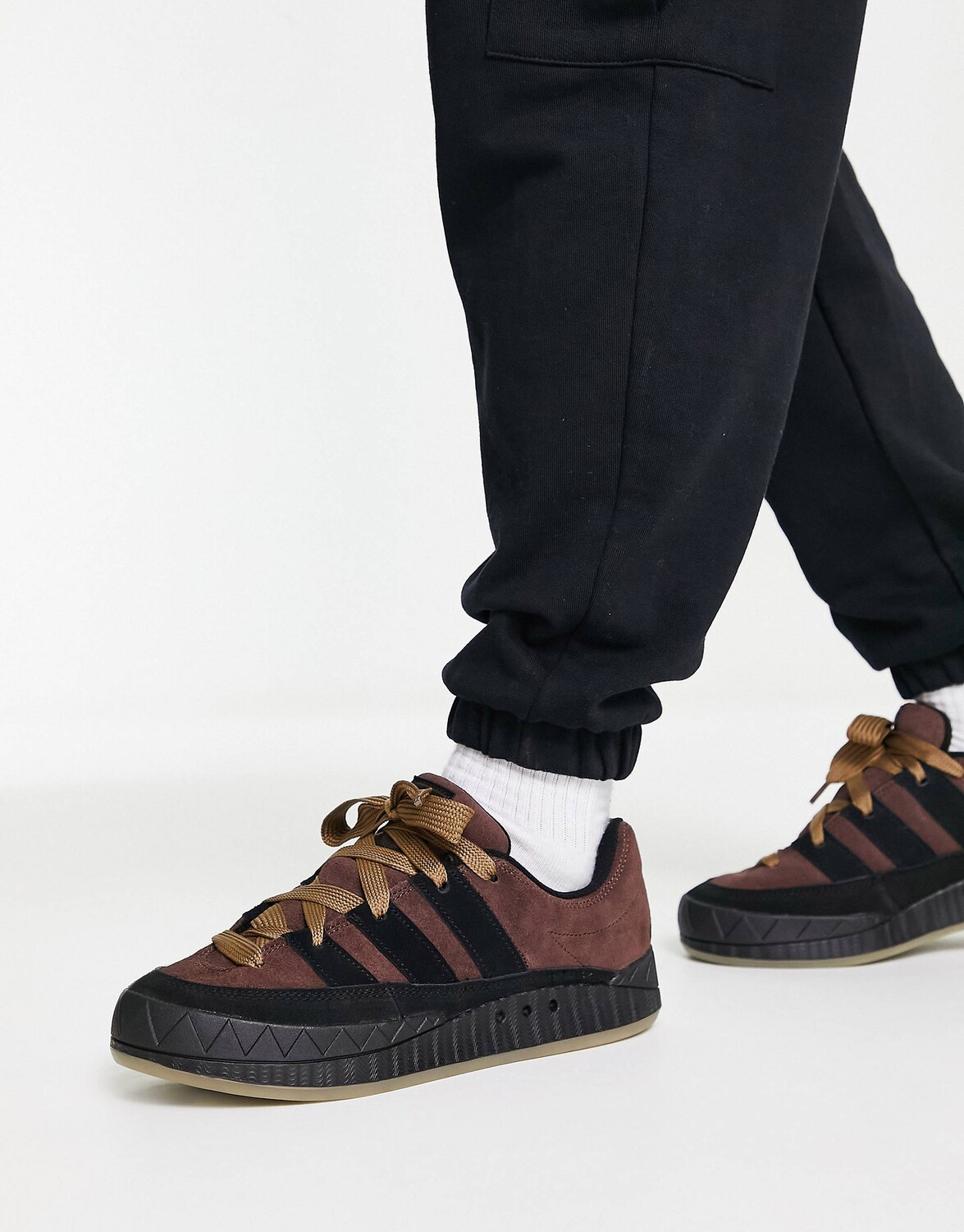 

Коричневые кроссовки adidas Originals Adimatic с резиновой подошвой