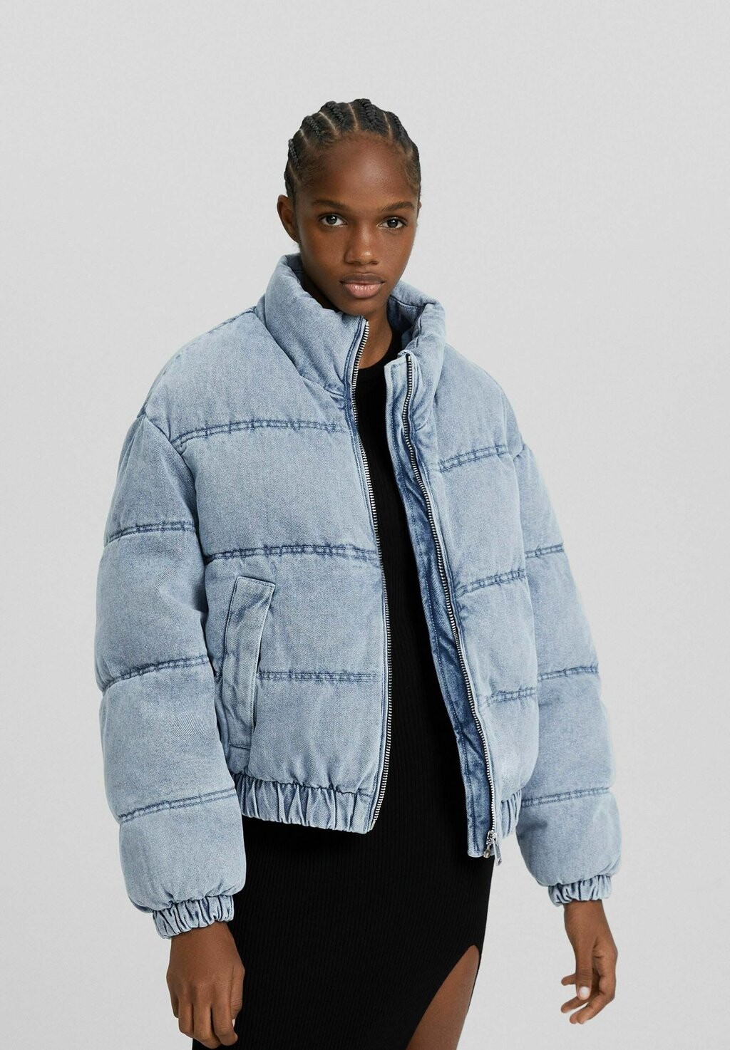 

Зимняя куртка Puffer Bershka, цвет royal blue