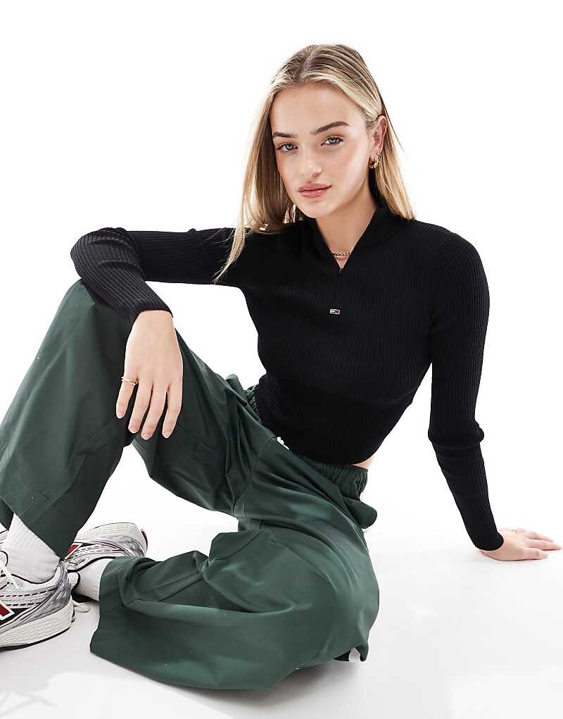 

Черный вязаный топ Tommy Jeans– на короткой молнии