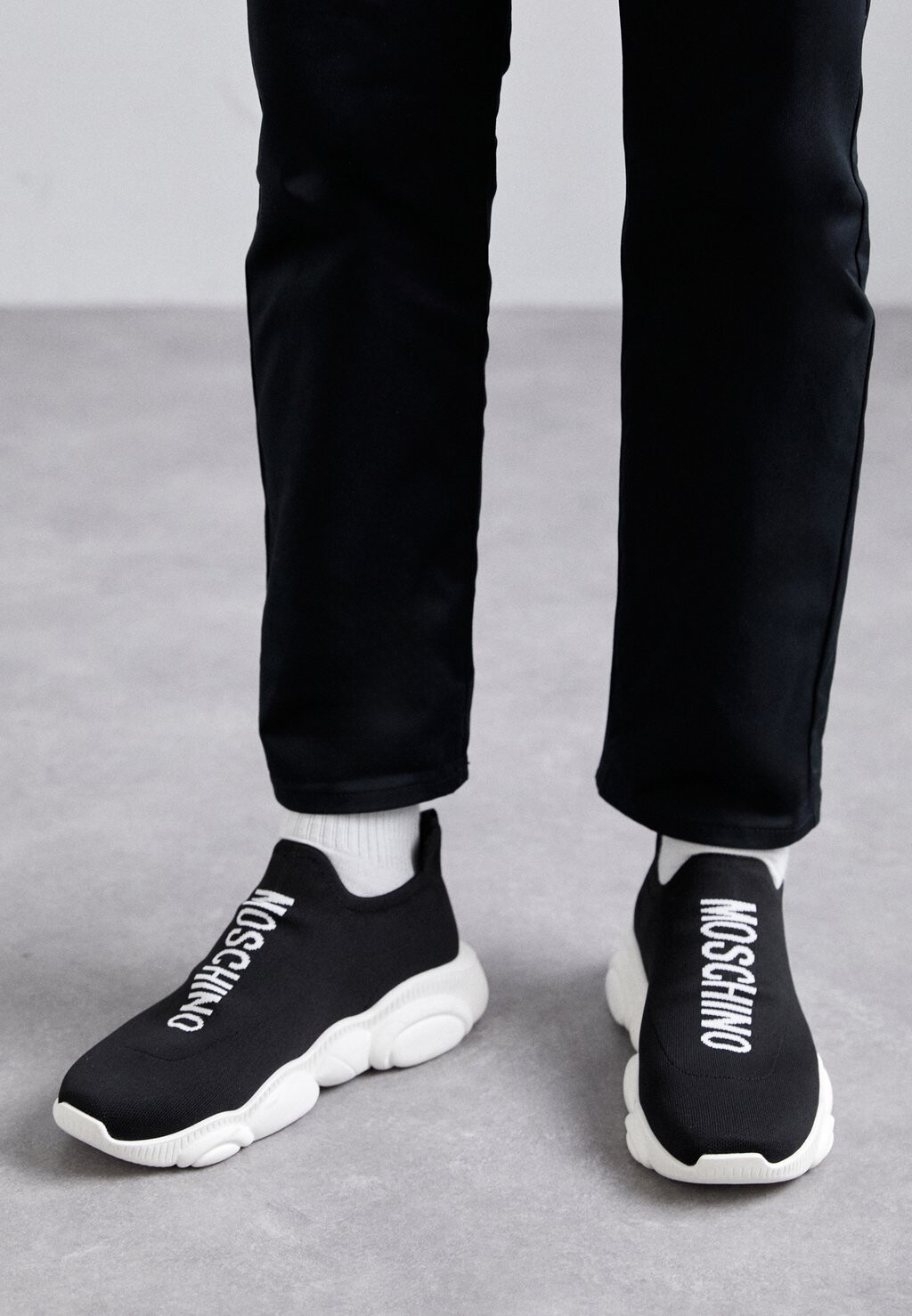

Низкие кеды MOSCHINO, черные