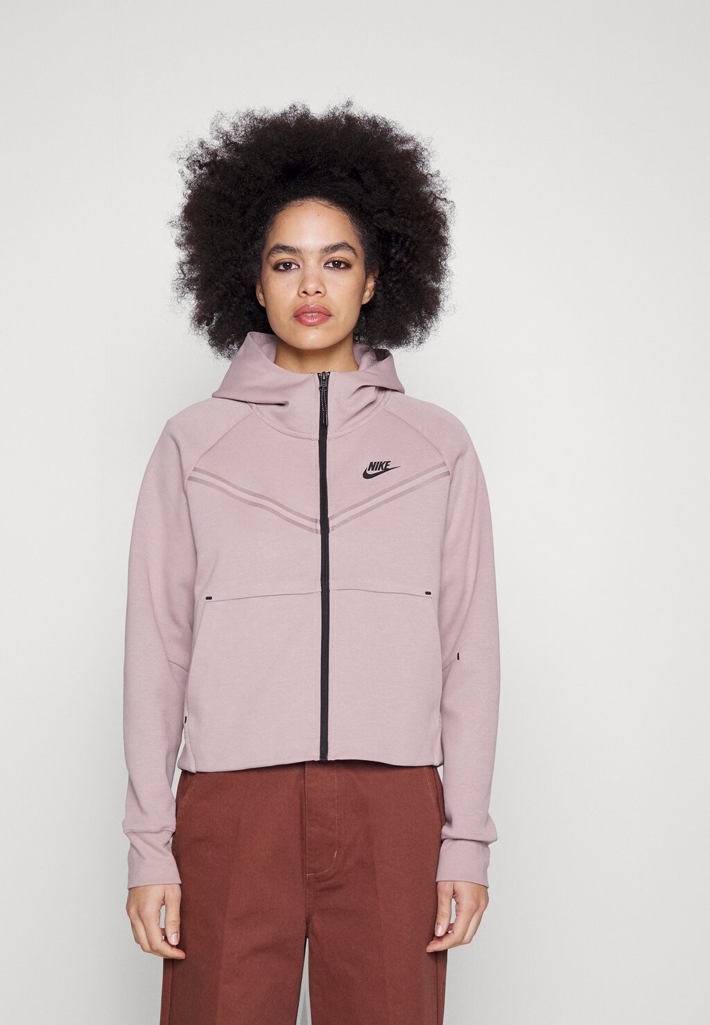

Толстовка на молнии Nike