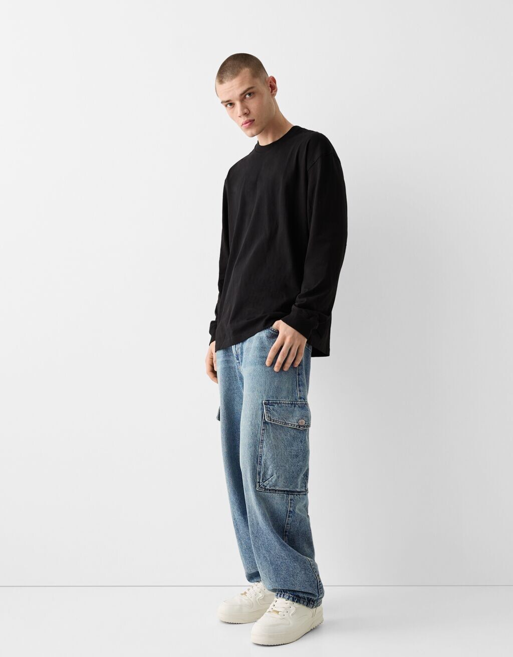 

Выцветшие джинсы-карго с грязным эффектом Bershka, синий