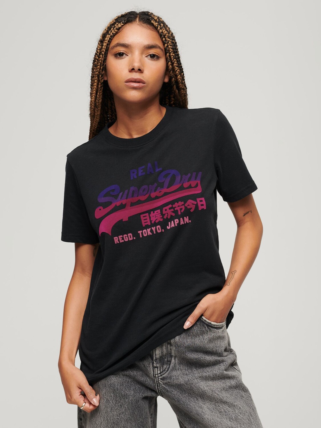

Футболка с графическим логотипом в тон и винтажным логотипом Superdry, неро блэк марл