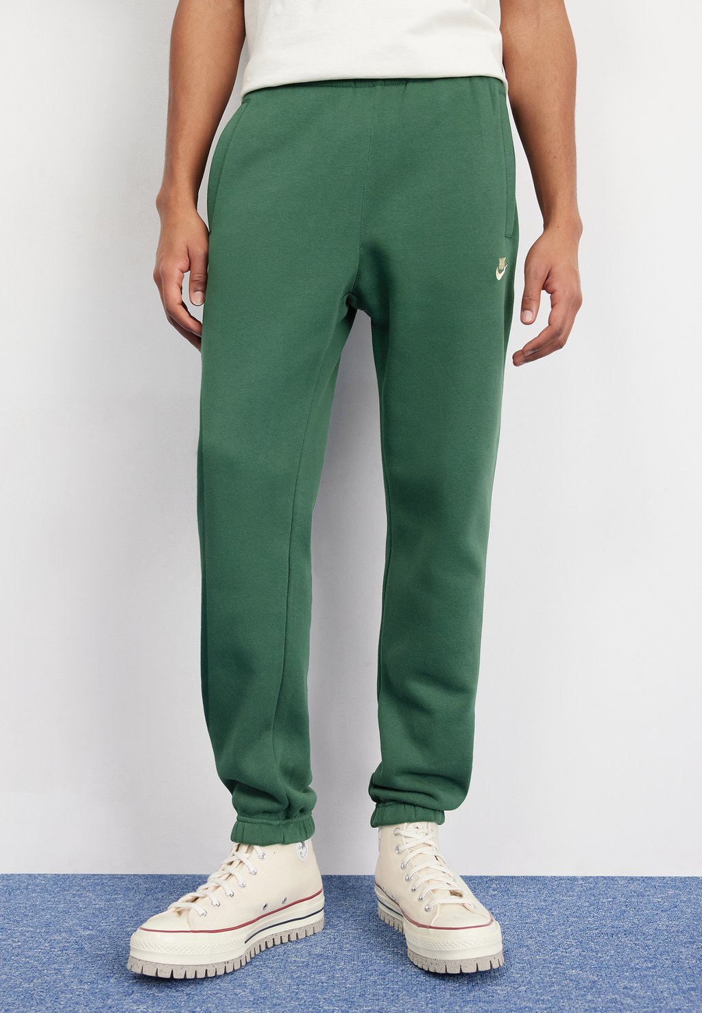 цена Спортивные брюки Club Pant Nike, цвет fir