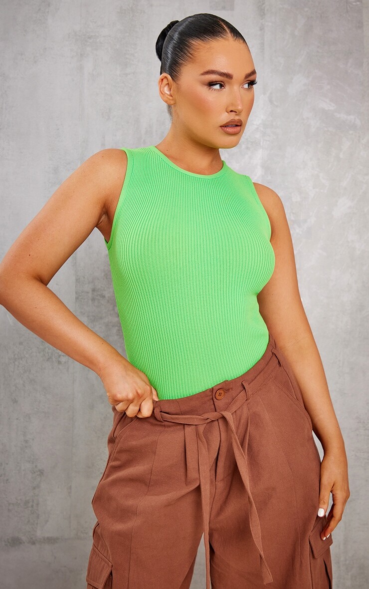 

PrettyLittleThing Неоново-зеленое трикотажное боди Racer в рубчик