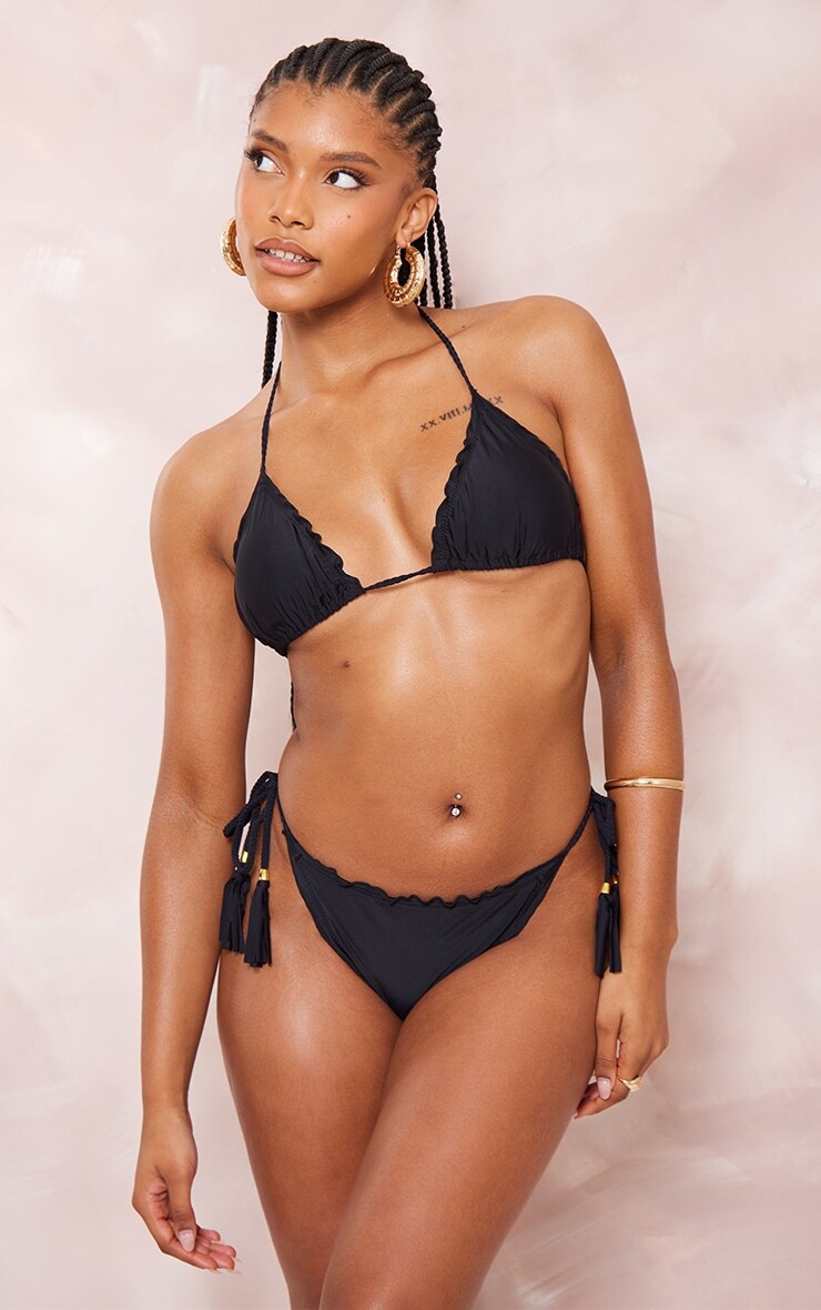 

PrettyLittleThing Черный бикини-топ с треугольными бретелями и оборками по краям