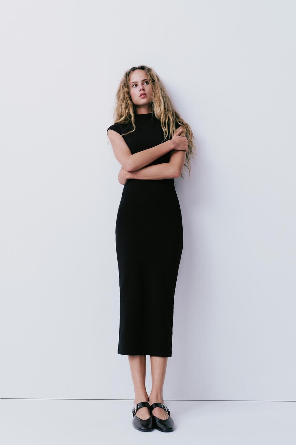 

Платье миди с вороткой в резинку ZARA, черный