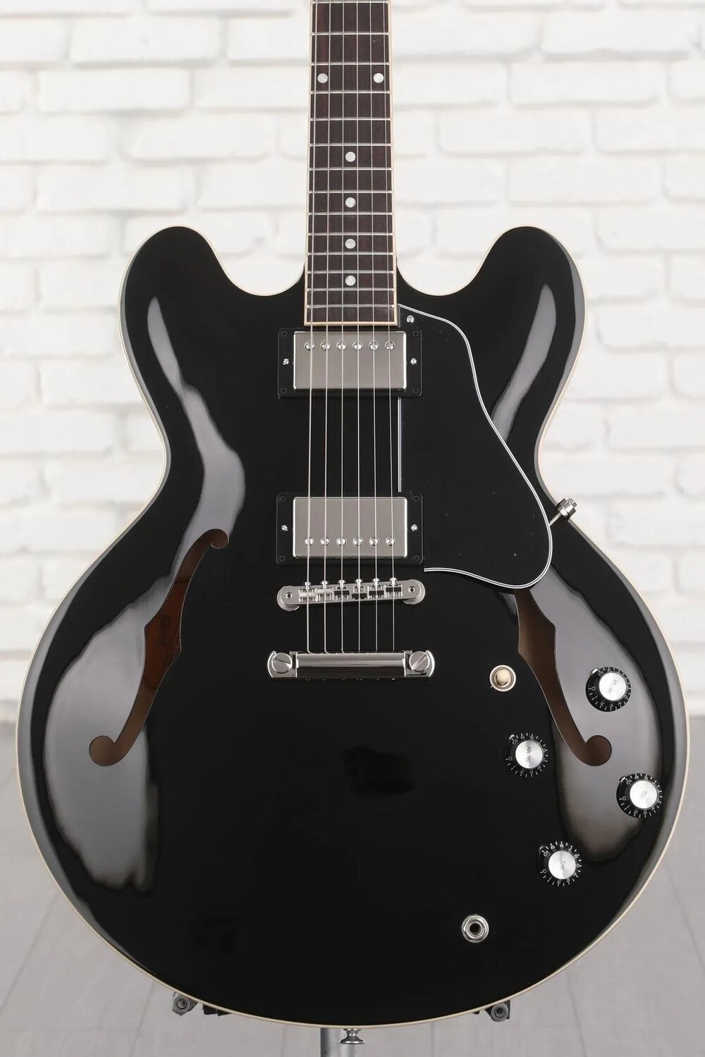 

Электрогитара Gibson ES-335 с полуполым корпусом - винтажное черное дерево
