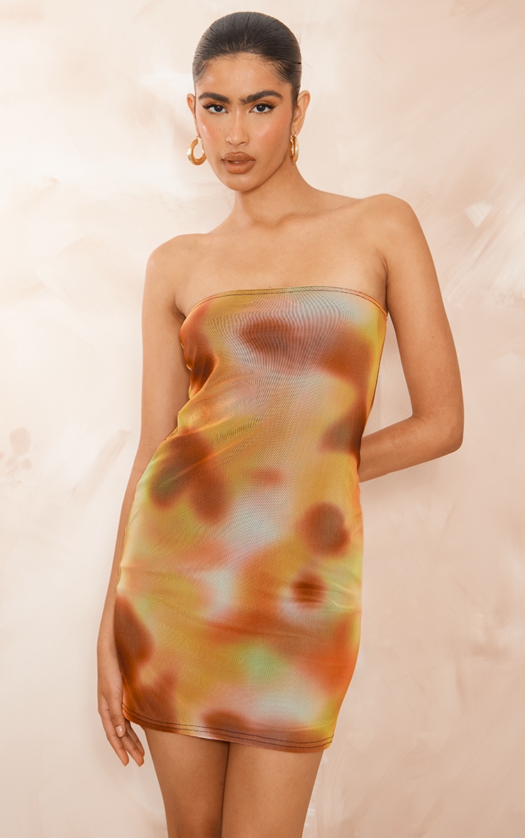 цена PrettyLittleThing Оранжевое облегающее платье из сетчатой ​​ткани на подкладке-бандо с абстрактным принтом