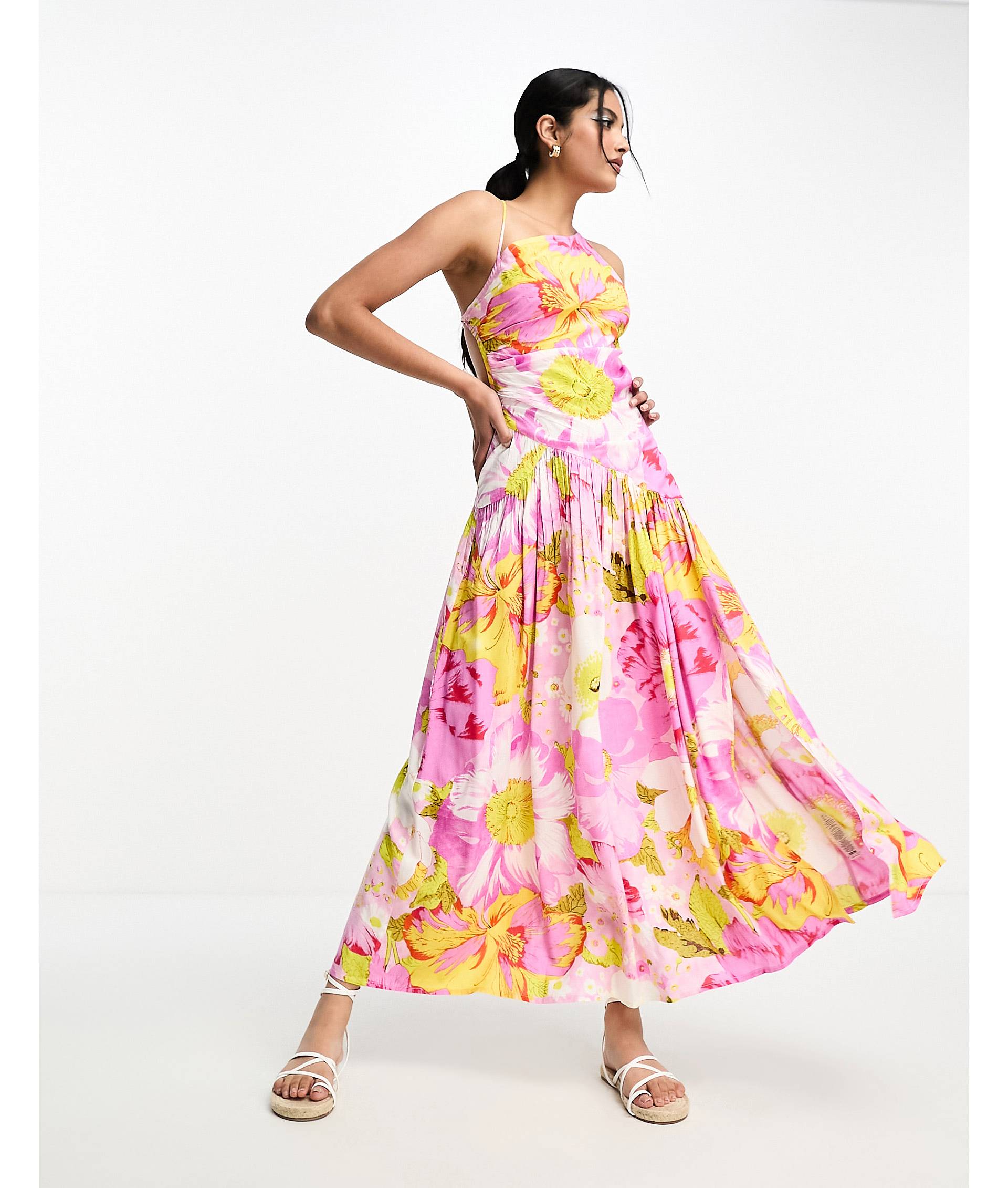 цена Платье миди с асимметричным лифом и рюшами на бретельках из вискозы с цветочным принтом ASOS DESIGN