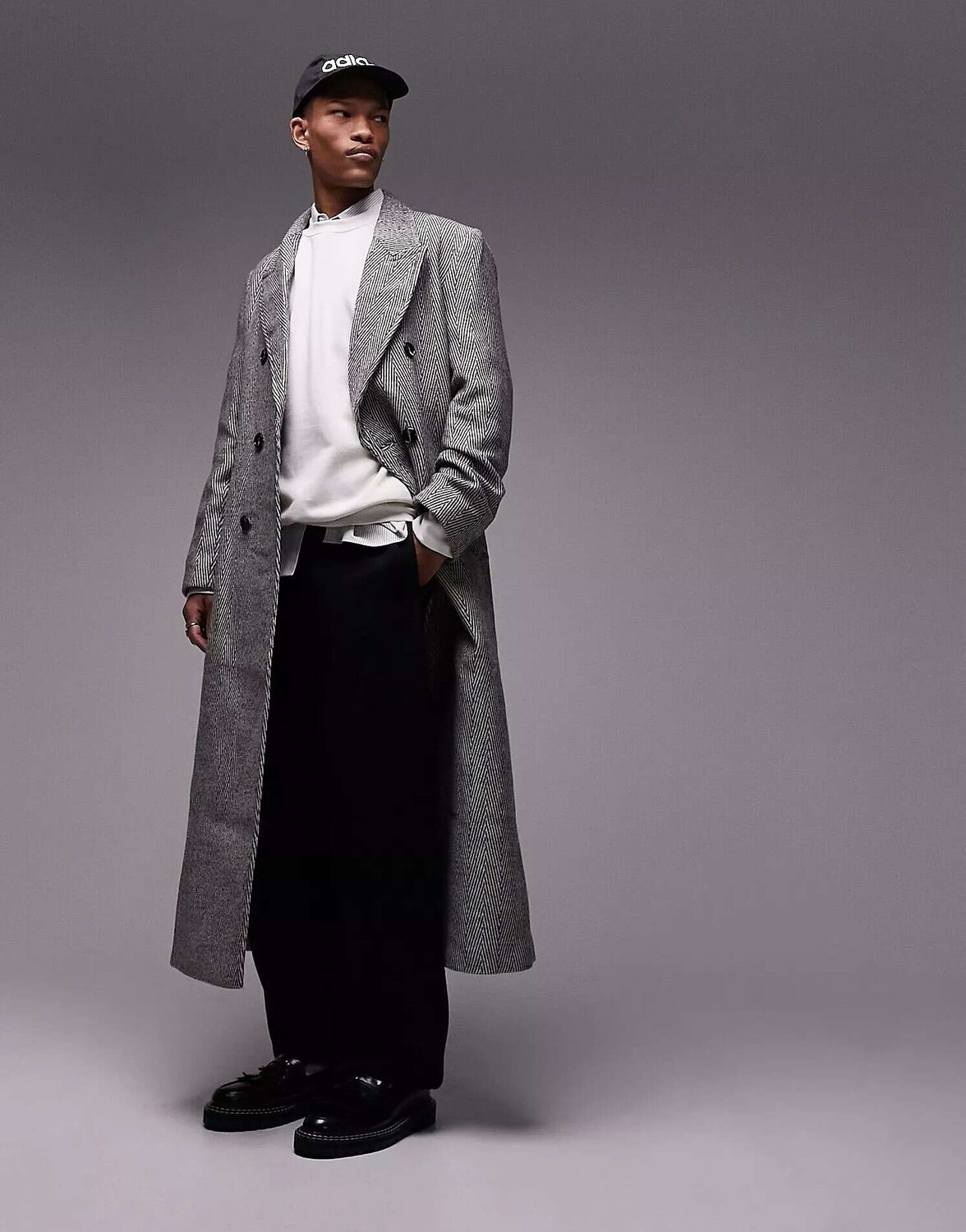 

Серое двубортное пальто с узором «в елочку» Topman