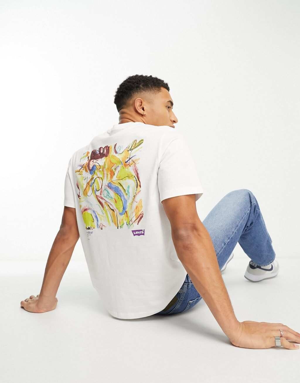 

Белая футболка Levi's с художественным графическим принтом и логотипом