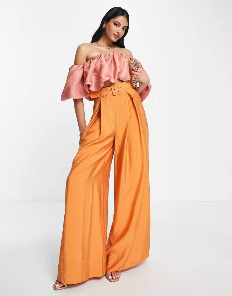 

Розовый топ с открытыми плечами и объемными рюшами ASOS