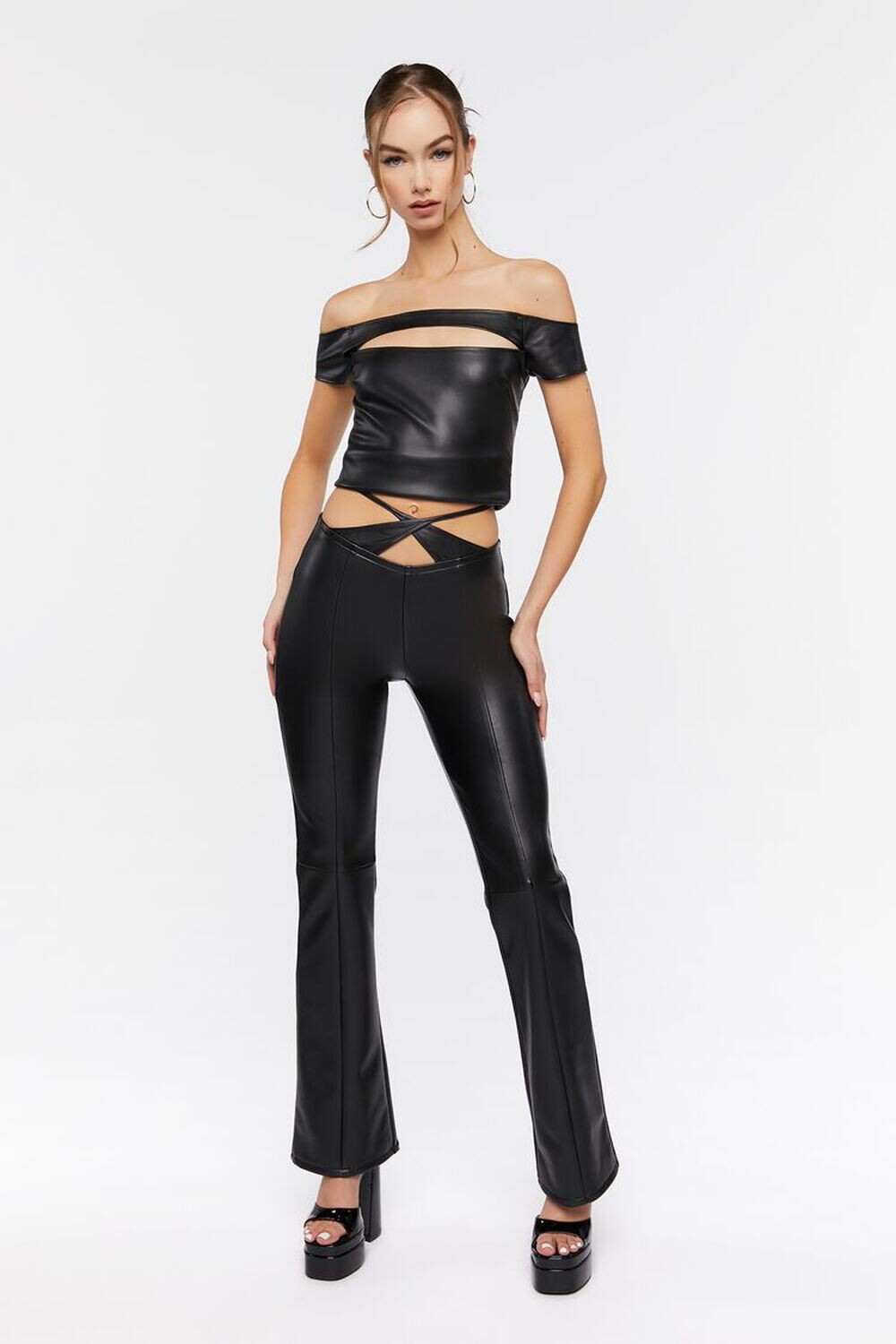 

Брюки из искусственной кожи с вырезами крест-накрест Forever 21, черный
