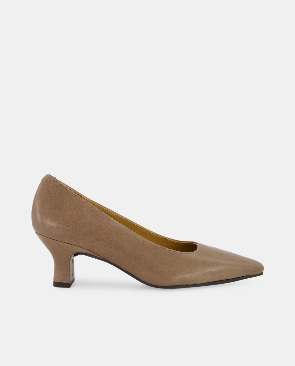 цена Женские кожаные туфли с острым носком и блочным каблуком Pedro Miralles