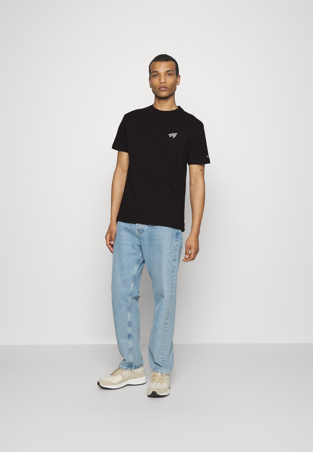 

Футболка с принтом SIGNATURE TEE UNISEX Tommy Jeans, черный