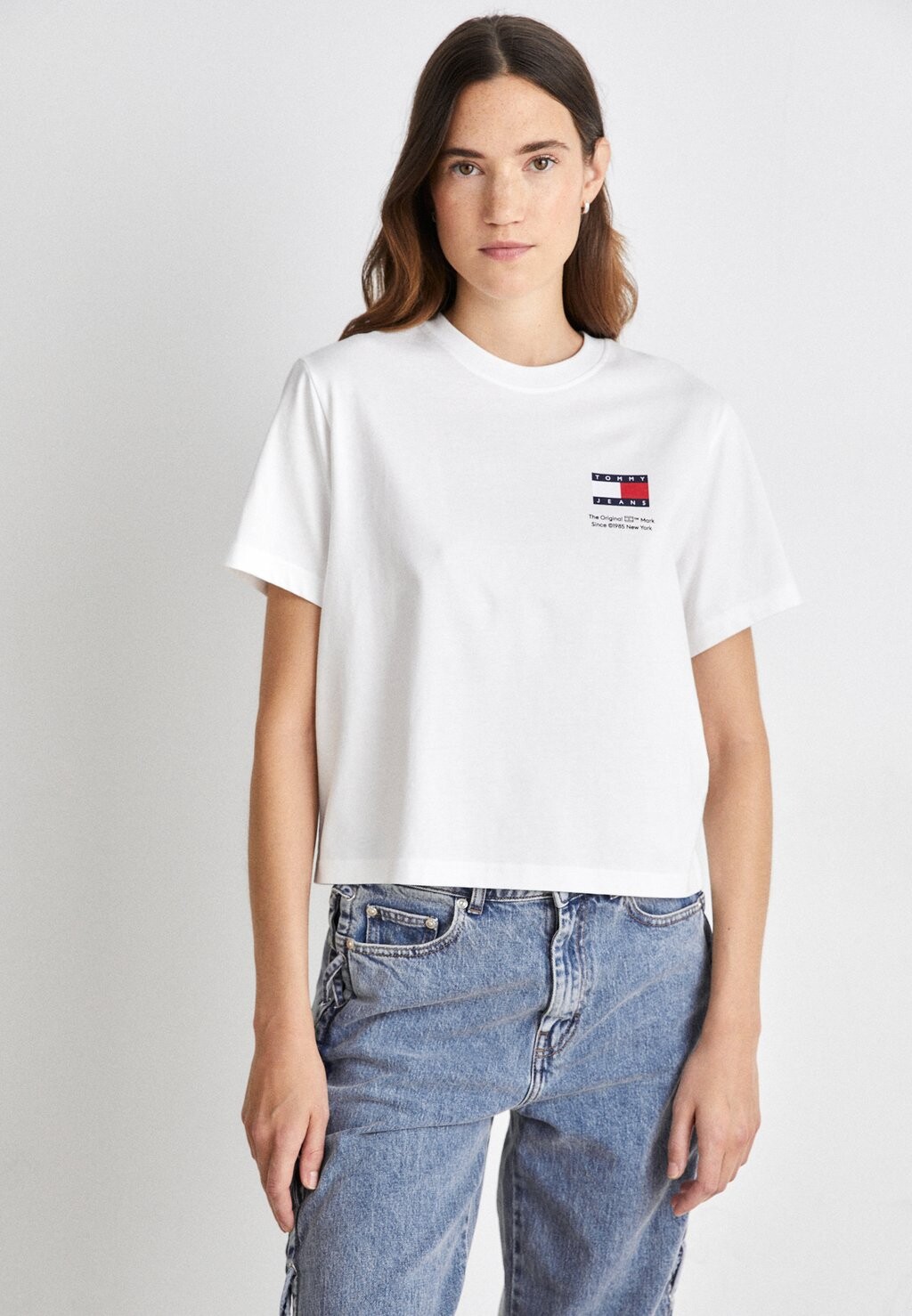 

Футболка с принтом Tommy Jeans ФУТБОЛКА GRAPHIC FLAG, цвет white