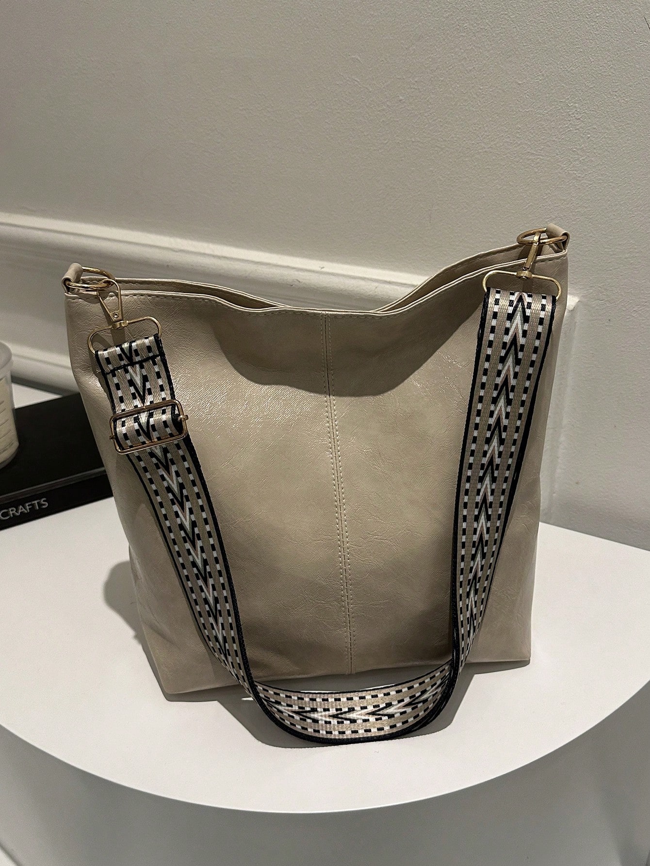 Сумка-хобо с геометрическим ремешком, бежевый большая сумка хобо в стиле ретро коричневый