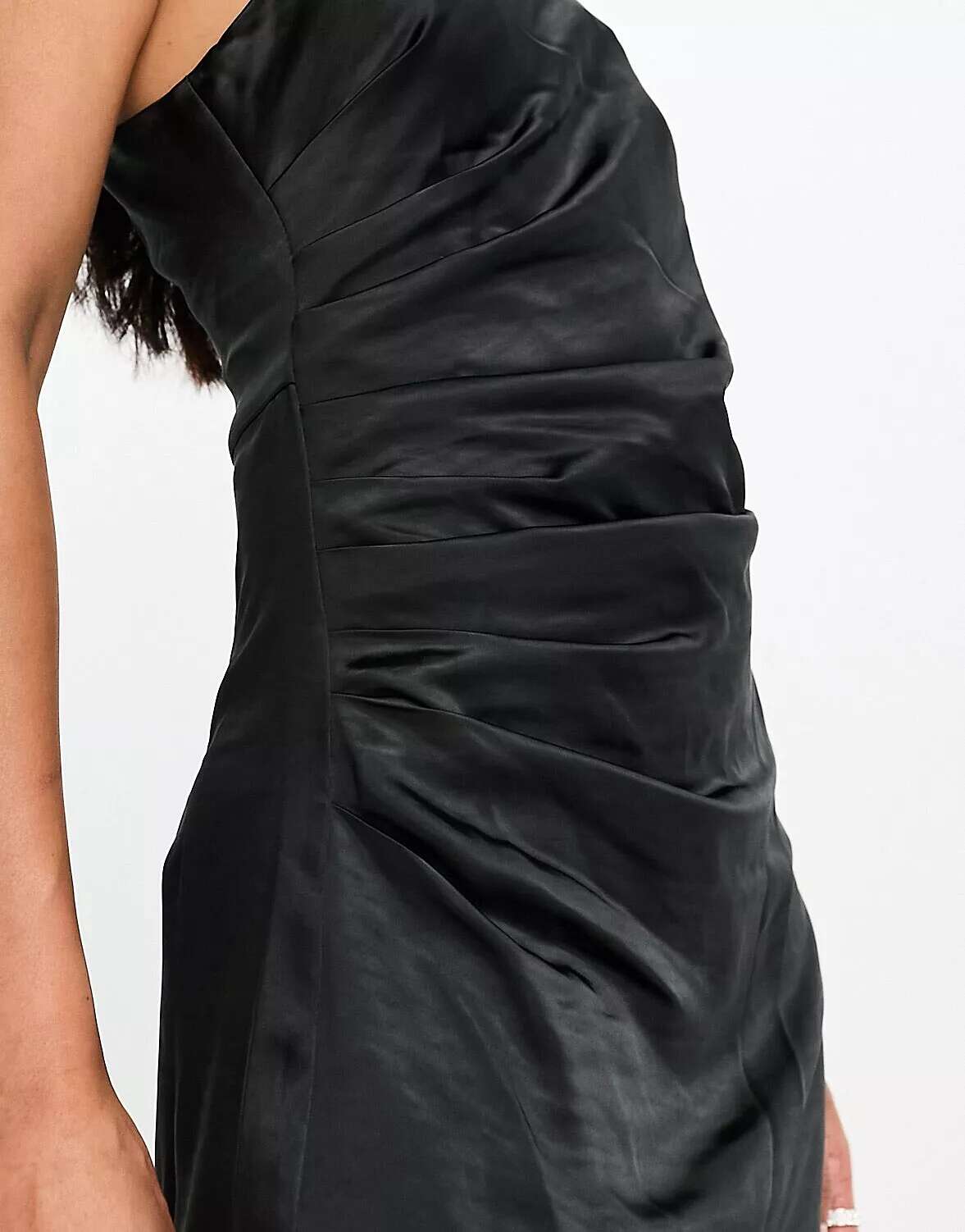 Черное атласное платье макси на одно плечо со сборками Pretty Lavish Amelia