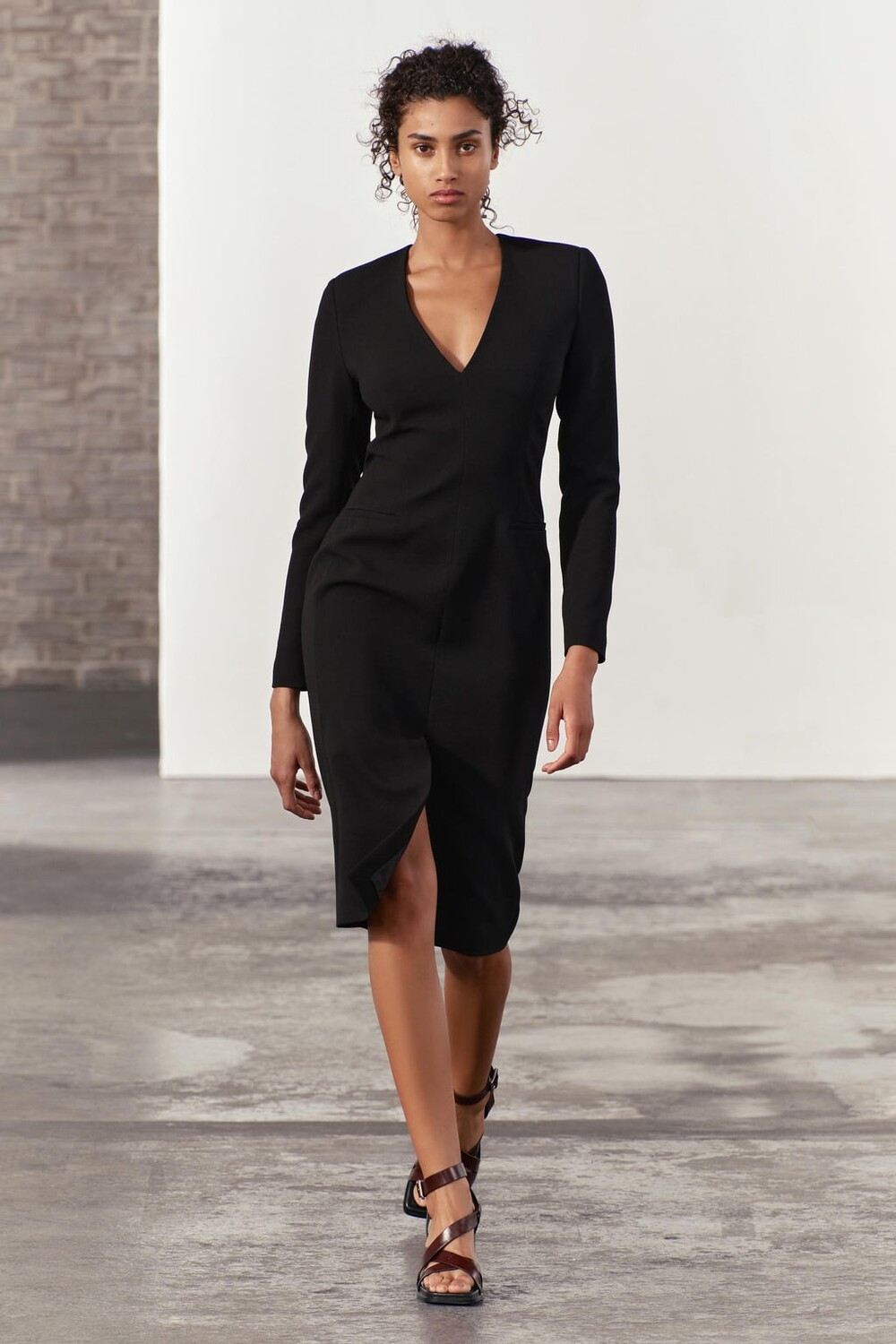

Платье миди с подкладками на плечах ZARA, черный