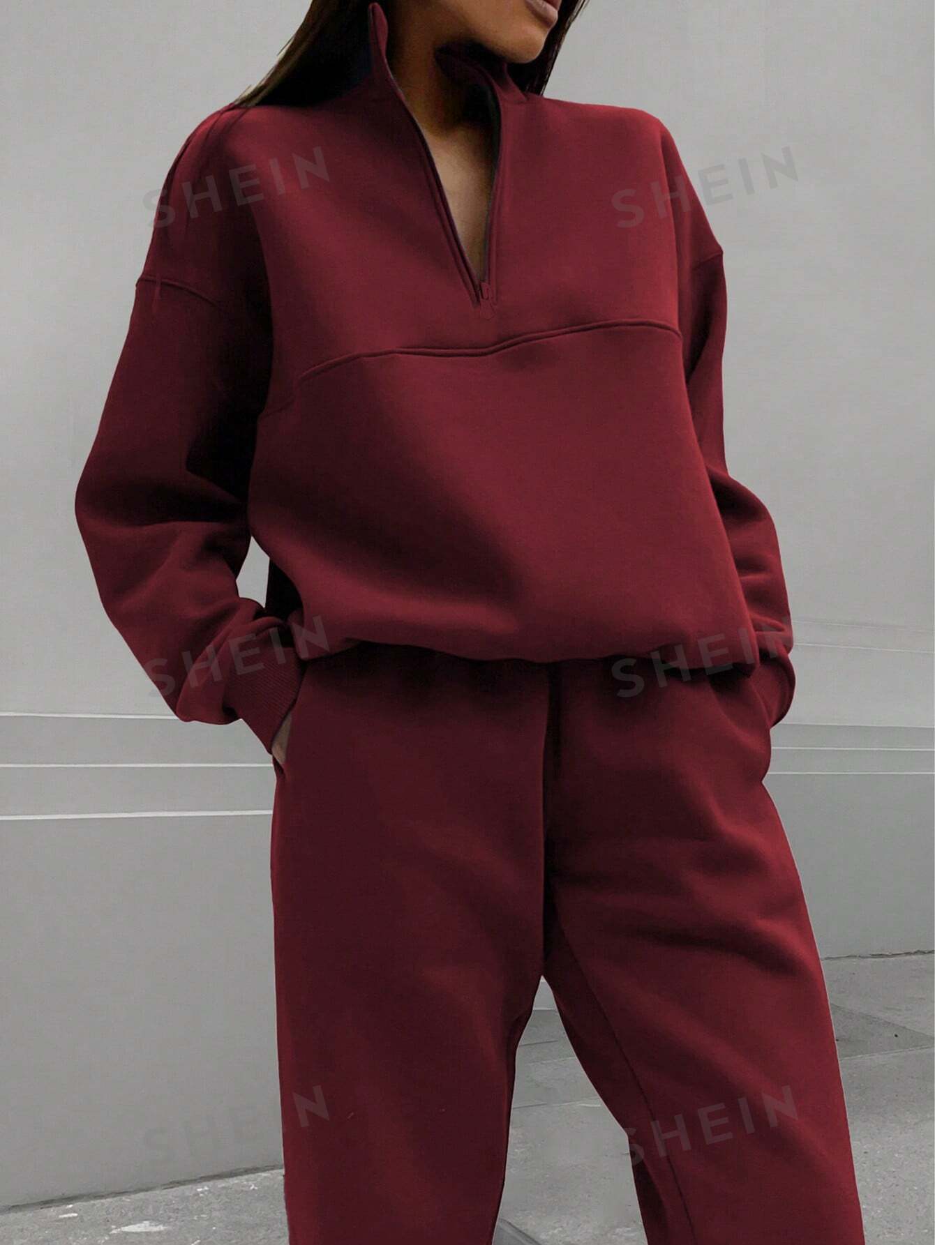 Однотонный топ с длинными рукавами на полумолнии и брюки с манжетами, бургундия фото