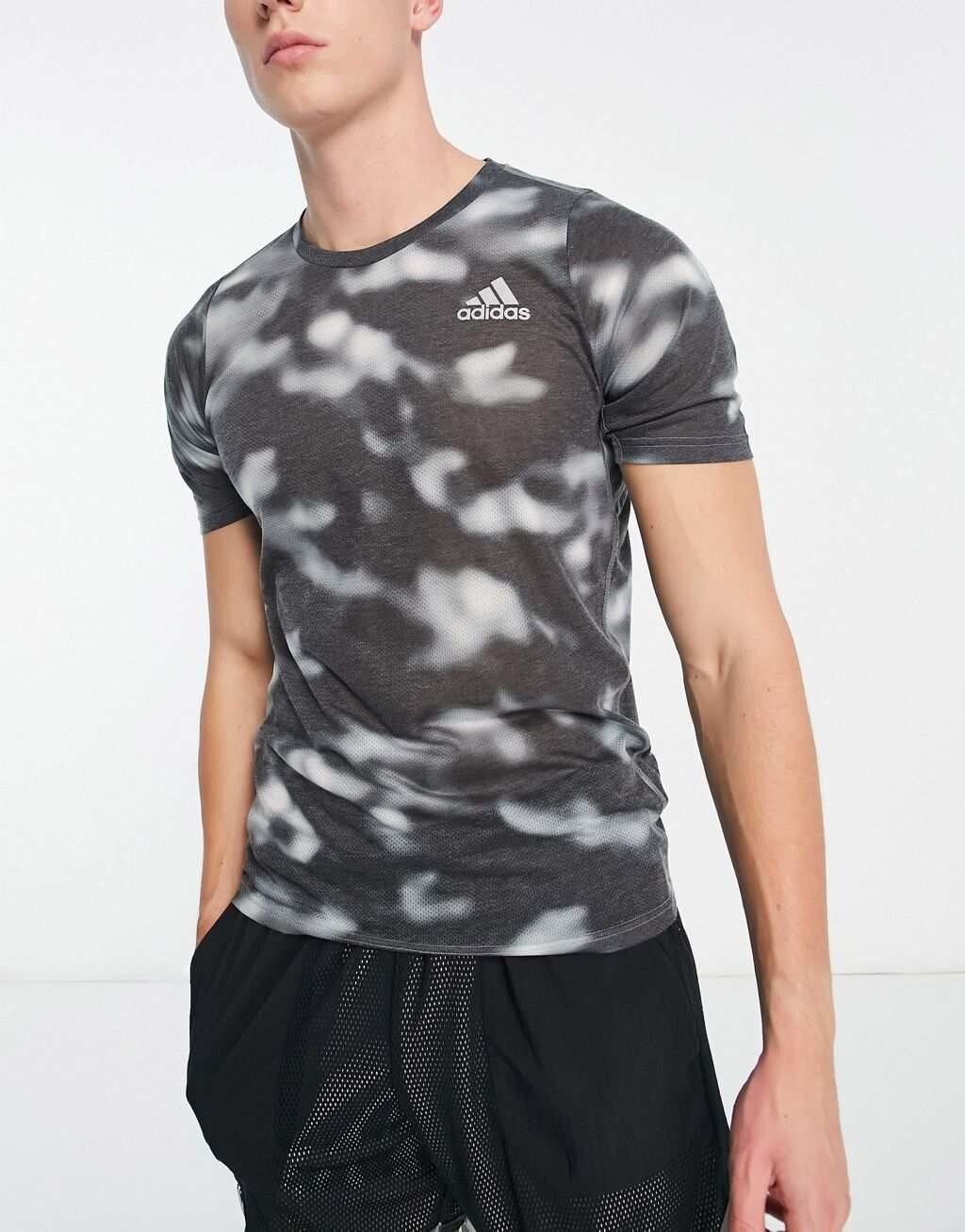

Черно-белая футболка с короткими рукавами и принтом adidas Running Run Icons