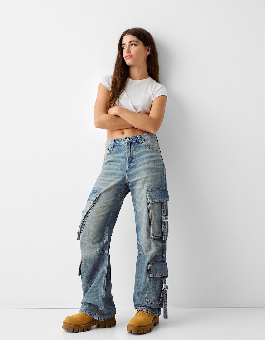 

Свободные джинсы-карго на бретелях Bershka, синий