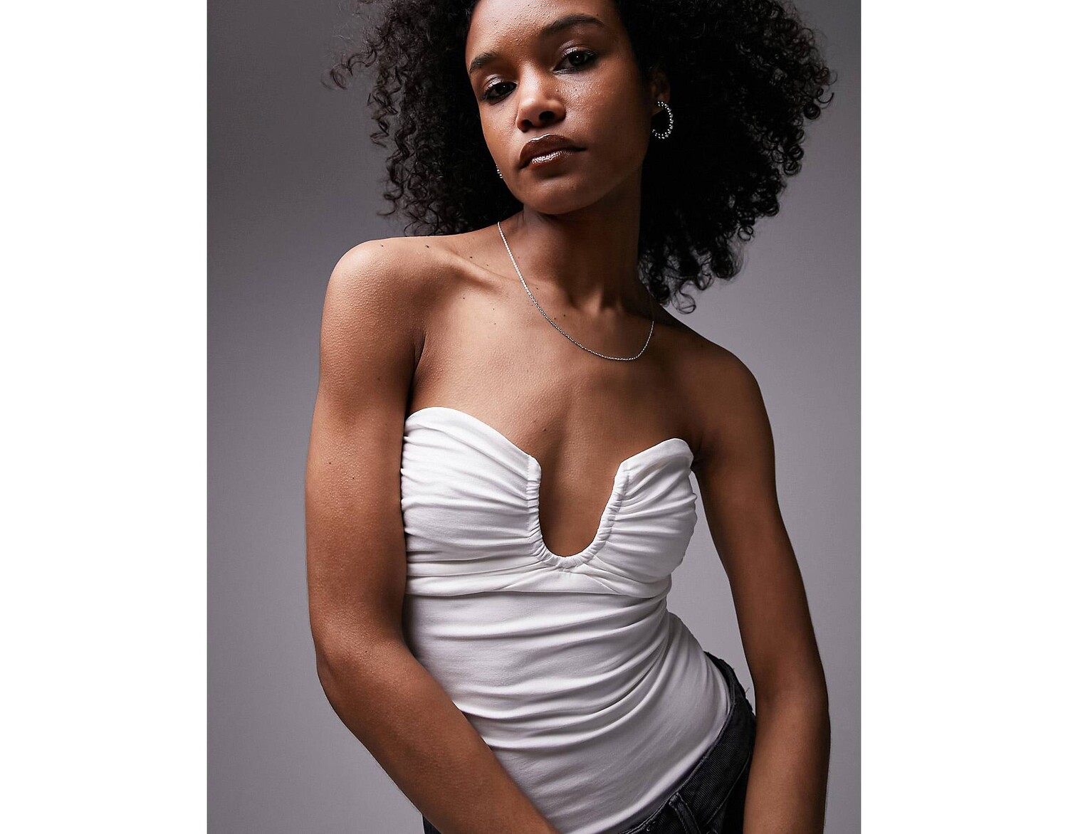 

Белая бандо со сборками Topshop