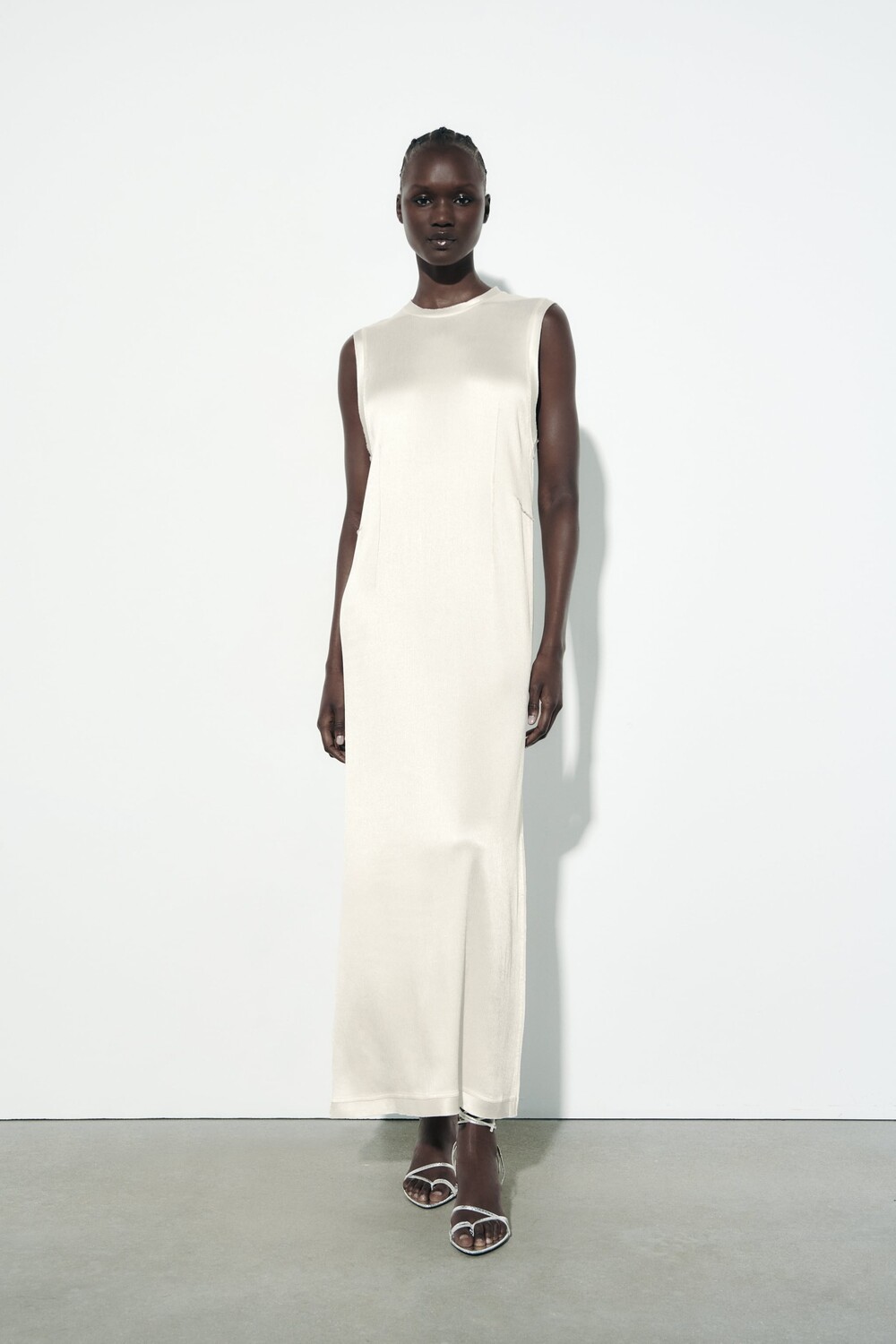 

Длинное атласное платье Zara, жемчуг/бежевый