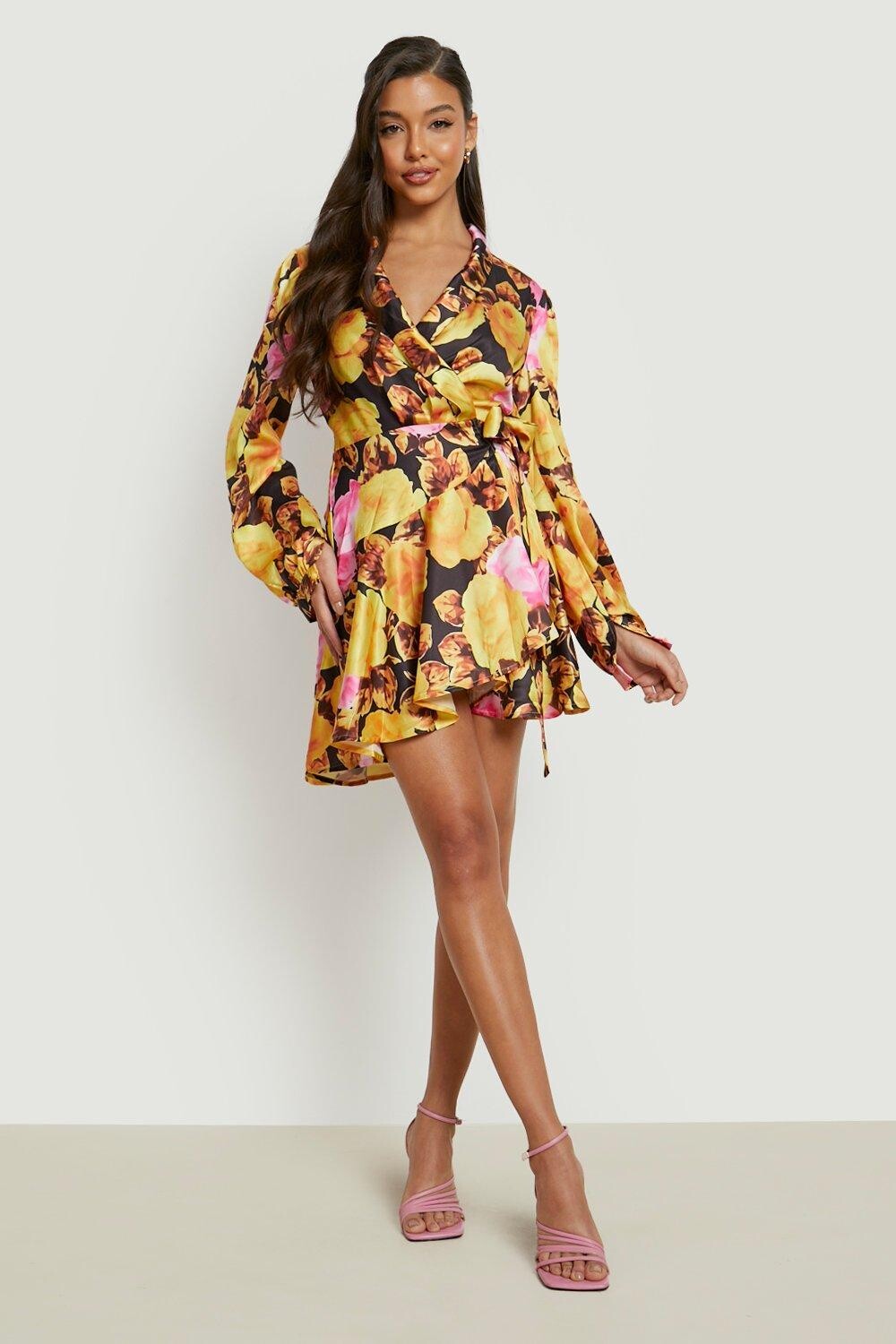 

Платье из атласа с цветочным запахом и рюшами Boohoo, черный