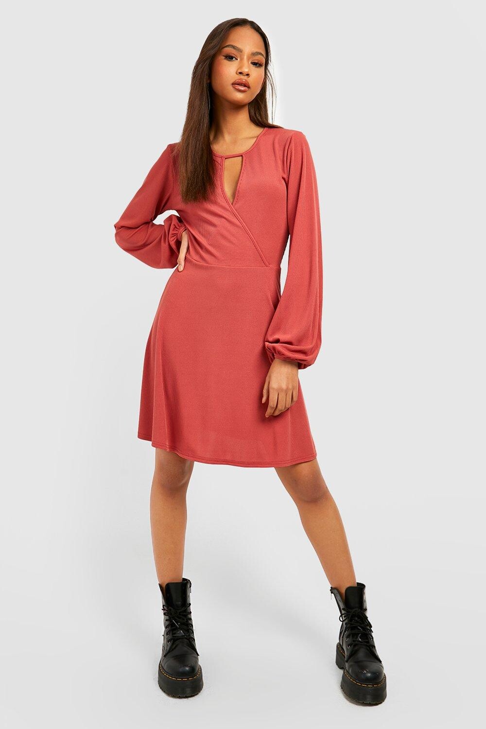 

Платье с вырезами Boohoo, роза