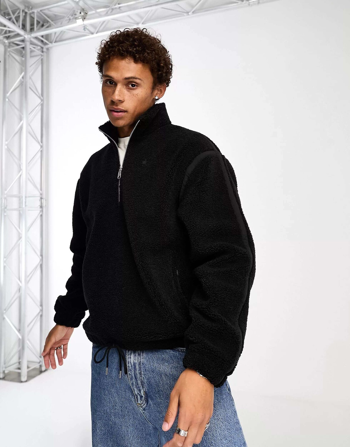 

Черная флисовая куртка adidas Originals Premium Essentials с молнией 1/2, Черный