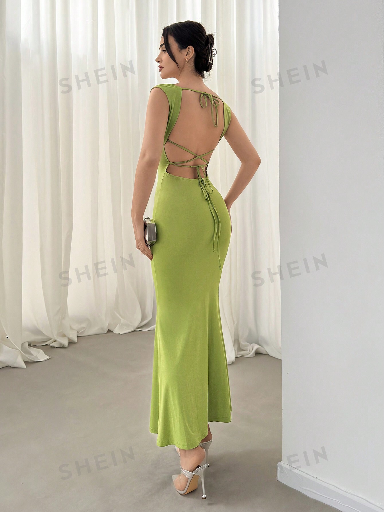 SHEIN Приталенное платье с открытой спиной и бретелями SHEIN Aloruh, зеленый