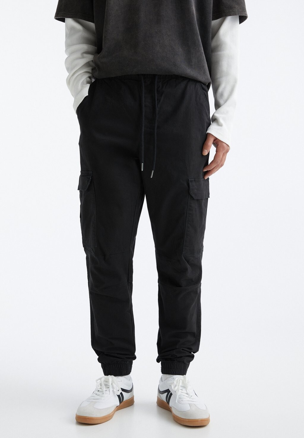 

Брюки с боковыми карманами Basic Joggers PULL&BEAR, черные