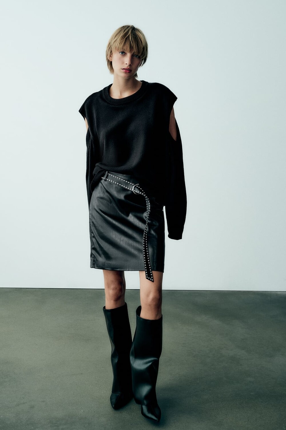 

Прямая юбка с эффектом кожи ZARA, черный