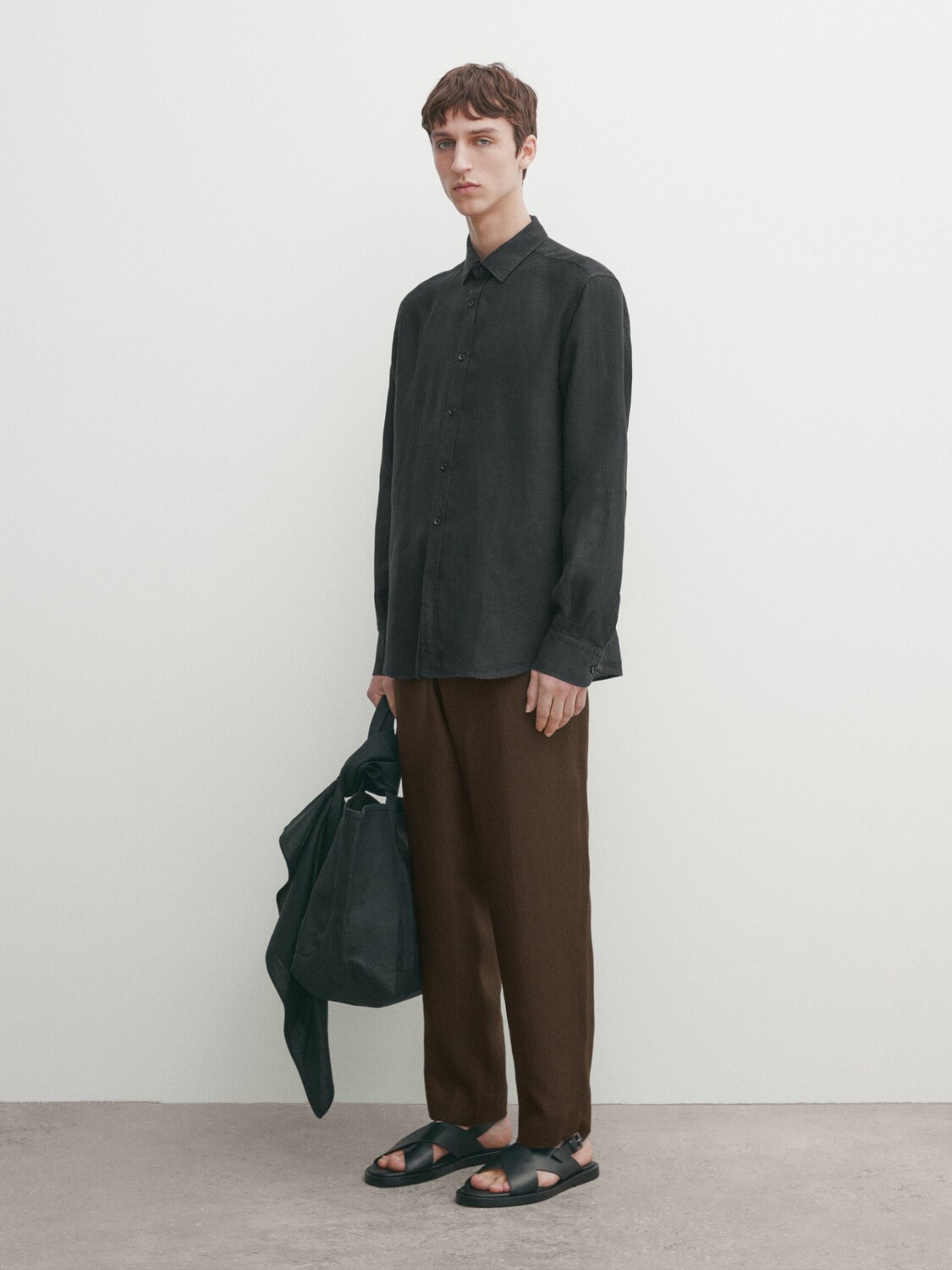 

Рубашка приталенного кроя из 100 % льна Massimo Dutti, черный
