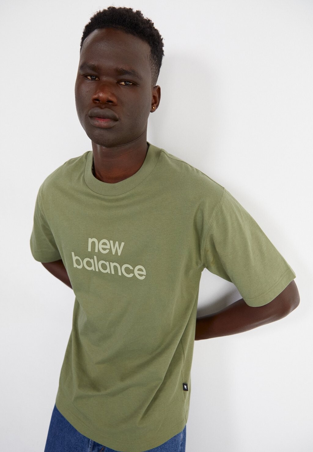

Футболка с принтом LINEAR LOGO RELAXED TEE New Balance, цвет dark olivine