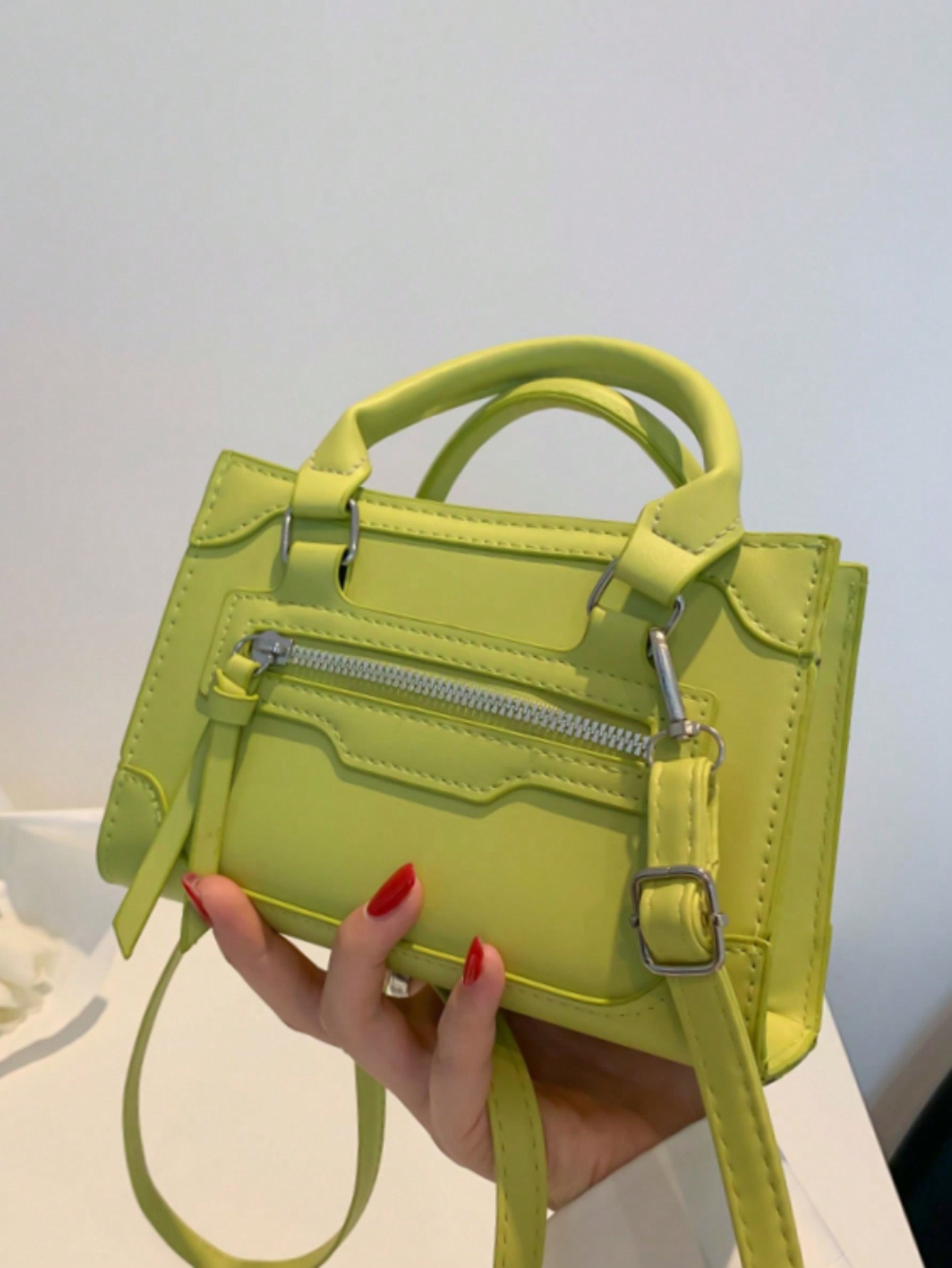 цена Мини-модная сумочка с регулируемым плечевым ремнем, зеленый