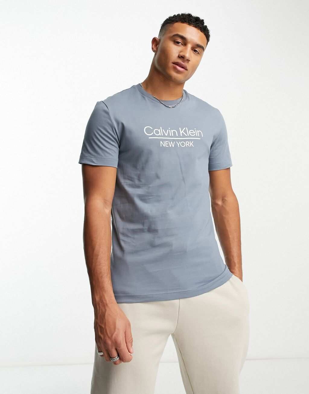 

Серая футболка с логотипом Calvin Klein